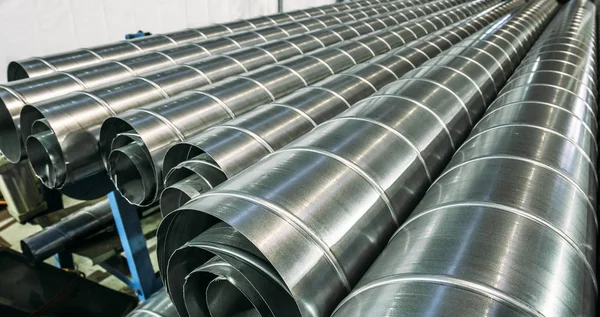 Pilha de tubos de aço ou metal ou tubos redondos como fundo industrial — Fotografia de Stock