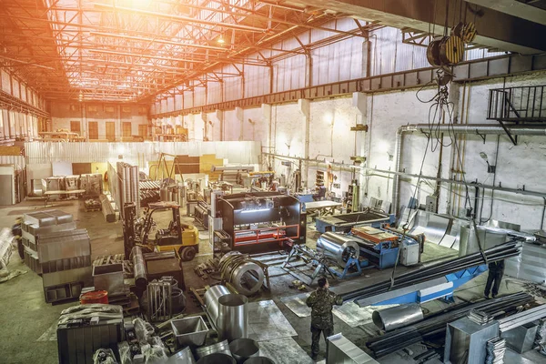 Interior manufaktur pabrik logam gudang dengan peralatan modern dan mesin — Stok Foto