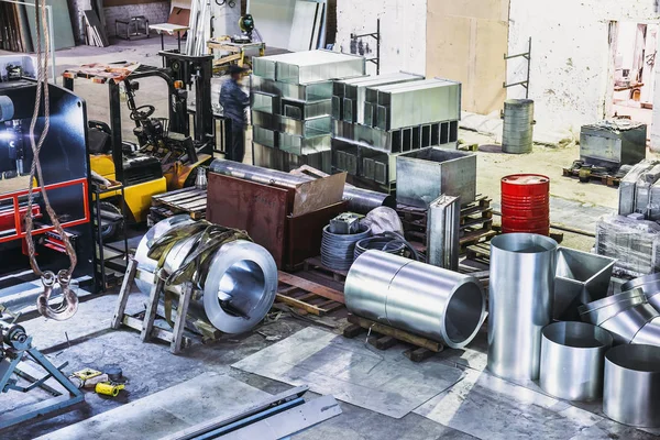 Interior de fabricação de armazém de fábrica de metalurgia com ferramentas de equipamentos modernos e máquinas — Fotografia de Stock