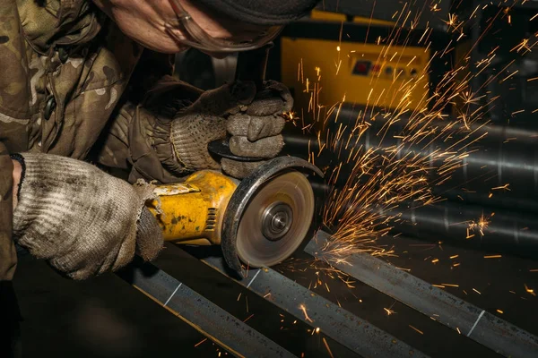 Pracownik cięcia metalu z okrągłym ostrzem w fabryce — Zdjęcie stockowe