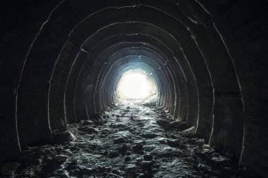 Karanlık, uzun bir tünelin ya da koridorun sonunda, özgürlük kavramına giden yol. Endüstriyel tebeşir madeni geçidi delik, perspektif