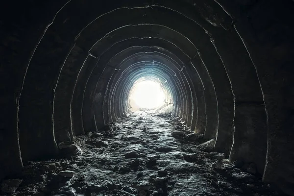 Cahaya dan jalan keluar di ujung terowongan panjang atau koridor gelap, menuju konsep kebebasan. Industri bulat kapur tambang bagian dengan lubang, perspektif — Stok Foto