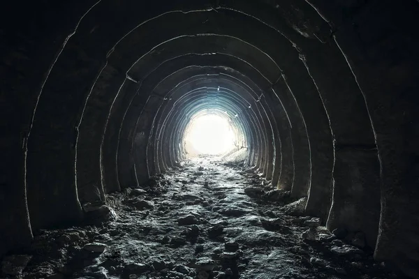 Karanlık, uzun bir tünelin ya da koridorun sonunda, özgürlük kavramına giden yol. Endüstriyel tebeşir madeni geçidi delik, perspektif