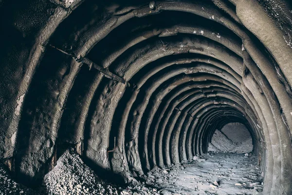 Túnel subterráneo de mina de tiza en ruinas y abandonado o corredor industrial con vista panorámica — Foto de Stock