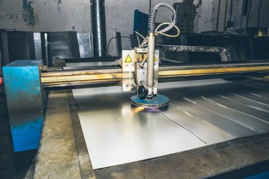 CNC Lazer plazma kesme. Üretim tesisi veya fabrika modern metal işleme teknolojisi