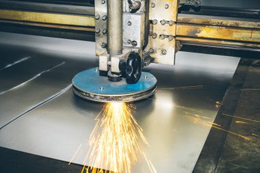 CNC Lazer plazma kesici, yakın. Üretim Fabrikası'nda modern metal işleme teknolojisi