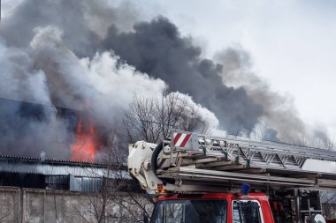 Ateş ve Endüstriyel Bina yanan güçlü duman