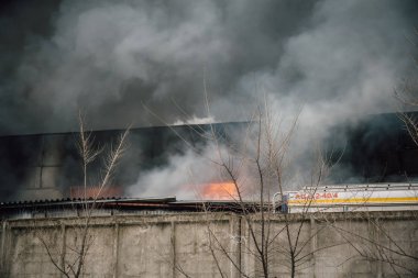 Ateş ve Endüstriyel Bina yanan güçlü duman