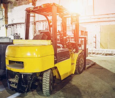 Ambar veya fabrika veya lojistik şirket içinde forklift kamyon