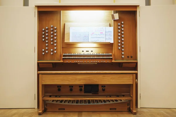 Consola de instrumento de órgano de tubo de madera antigua — Foto de Stock