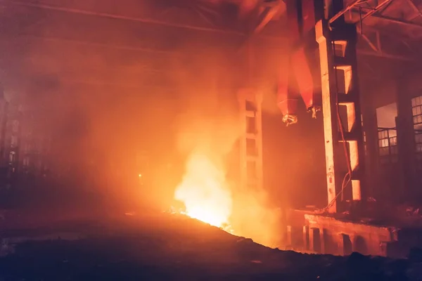 Het branden van grote industriële magazijn hall. Brand in fabriek interieur — Stockfoto
