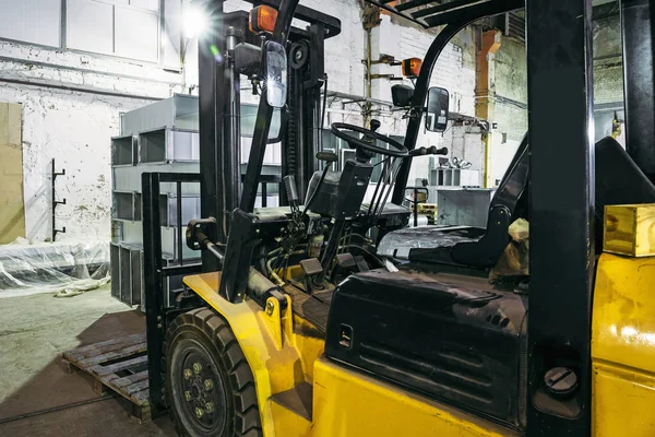 Ambar veya fabrika içinde forklift kamyon