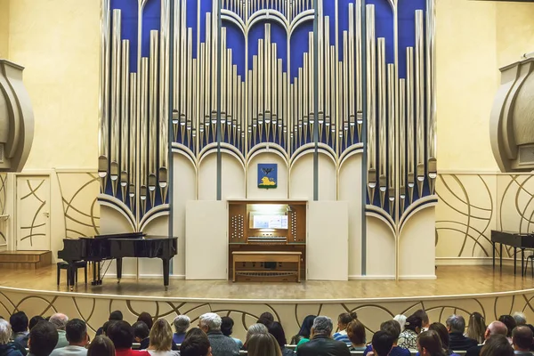 Belgorod, Rusia - Circa Enero 2018: Órgano de tubería en el Salón de la Sociedad Filarmónica de Belgorod — Foto de Stock
