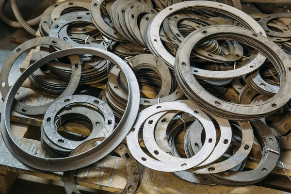 Groep van ronde spacers pats werktuigmachines gebruikt in metaalbewerking fabriek — Stockfoto