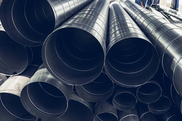 Stos stali lub metalu rury lub rury okrągłe przemysłowe tle z perspektywy — Zdjęcie stockowe