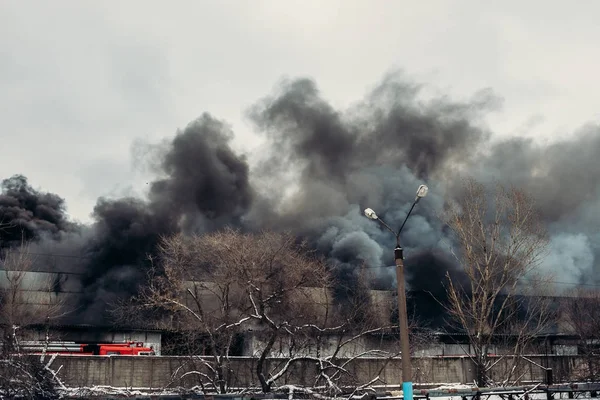 Incendie dans un entrepôt industriel ou une usine, beaucoup de fumée et de flammes — Photo