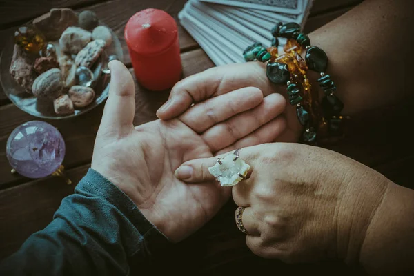Erkek palm veya el servet satırları okurken cadı veya fortune teller — Stok fotoğraf