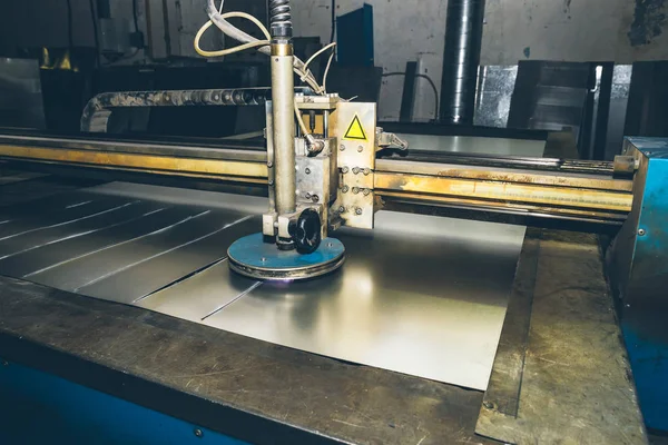 Pemotong plasma laser CNC. Teknologi pengerjaan logam modern di pabrik manufaktur — Stok Foto