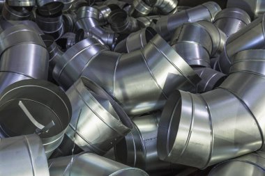 Çelik veya metal borular yığını endüstriyel arka plan olarak 