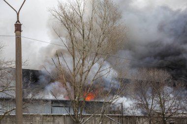 Yangın ve bina yanan güçlü duman