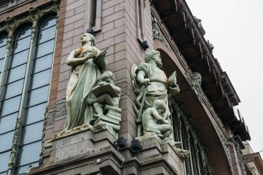 St Petersburg bir binanın cephe bronz heykeli