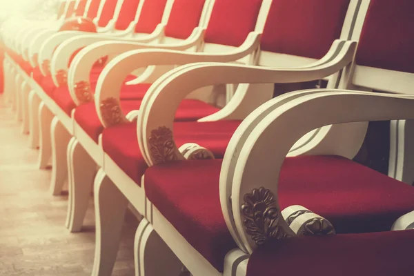 Fila de sillas vintage rojas en ópera o cine o sala de eventos, perspectiva y enfoque selectivo — Foto de Stock