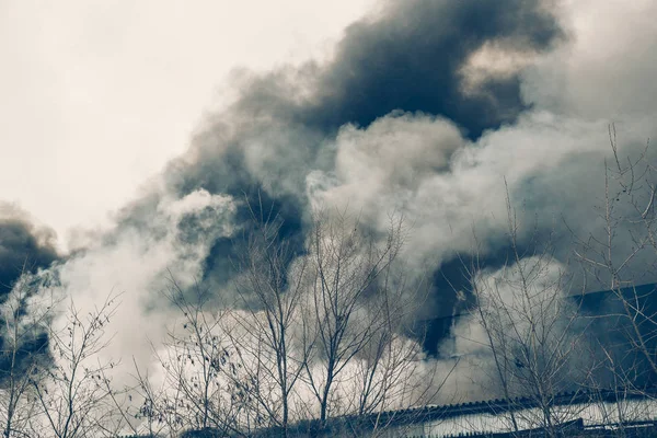 Vuur en sterke rook in industriebouw, gevaar ongeval ramp branden — Stockfoto