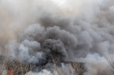 Ateş ve endüstriyel yapı, tehlike kaza felaket yangın hasarı ile yanan güçlü duman