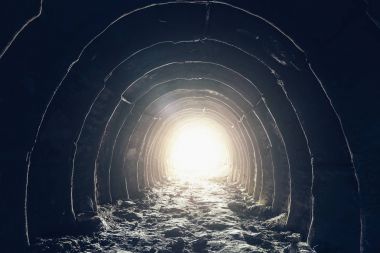 Karanlık endüstriyel tünel, terk edilmiş yeraltı mağara ya da benim, çıkış veya özgürlük ışık kavramı kaçış sonunda ışık