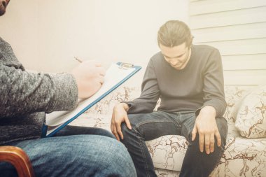 Psikolog danışmanlık oturumu. Depresif adam ziyaret psikoterapist, Doktor yazma notlar