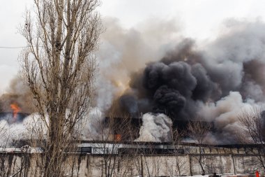 Yangın ve siyah fabrika yanan üzerinde duman