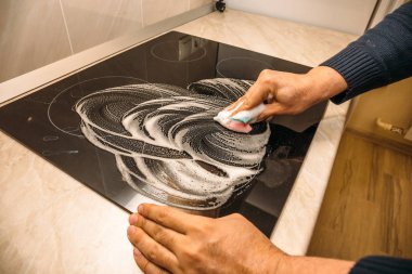 Adam el modern siyah elektrik sobası sabunla yıkar