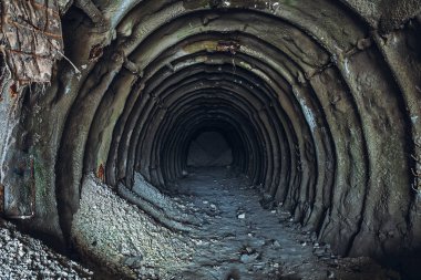 Metro mahvetti ve tebeşir mayın tünel veya endüstriyel koridor perspektif görünüm ile terk