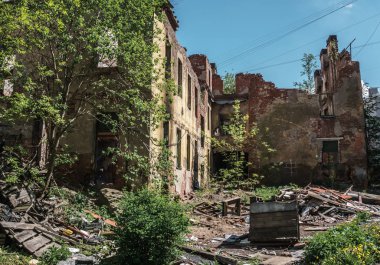 Yıkık ev savaş, deprem, kasırga veya diğer doğal afet sonrasında inşa