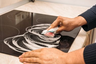 Adam el modern siyah elektrik sobası sabunla yıkar