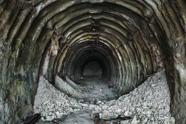 Metro mahvetti ve tebeşir mayın tünel veya endüstriyel koridor perspektif görünüm ile terk