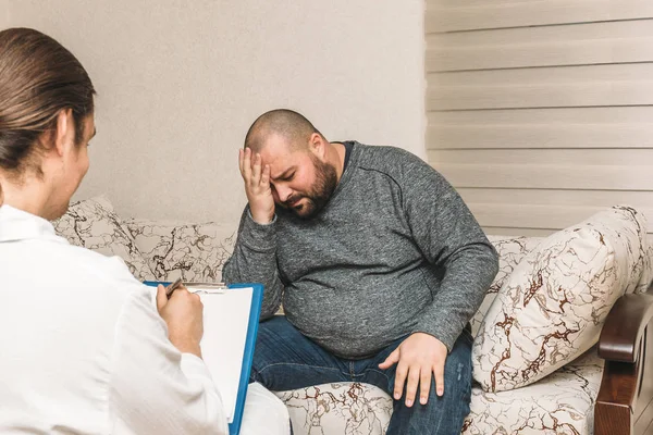Pria gemuk yang menyedihkan di konsultasi psikolog — Stok Foto