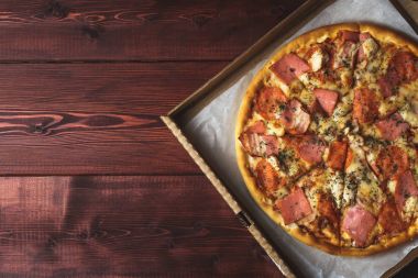 Sadece pizza ahşap masa, üstten Görünüm kutusunda teslim