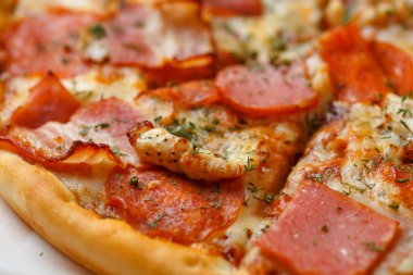 Taze sıcak İtalyan Pizza yakın, makro fotoğraf