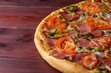 Lezzetli sıcak İtalyan Pizza tahta masaya servis
