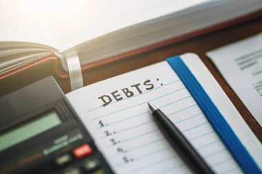 Bütçe planya kavramı. Faturaları, vergi, kredi, ödemeler ve borçları, evrak notebook ve giderleri ve Finans hesap makinası ile hesaplama