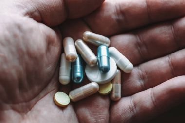 Erkek el ya da narkotik tablet ve hap, uyuşturucu bağımlısı aşırı doz hazır tutarak