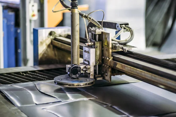 Pemotong plasma logam laser CNC. Teknologi pengerjaan logam di pabrik — Stok Foto