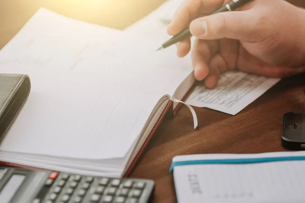 Conceito de planeamento orçamental. Cálculo de contas, impostos, créditos, pagamentos e dívidas, papelada com cadernos e calculadora de despesas e finanças — Fotografia de Stock