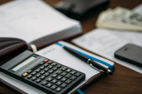 Költségvetési tervezés fogalma. A számlák, adók, hitelek, fizetések és adósságok, papírmunkát a notebookok és a kiadásokat és a pénzügyi számológép számítási — Stock Fotó