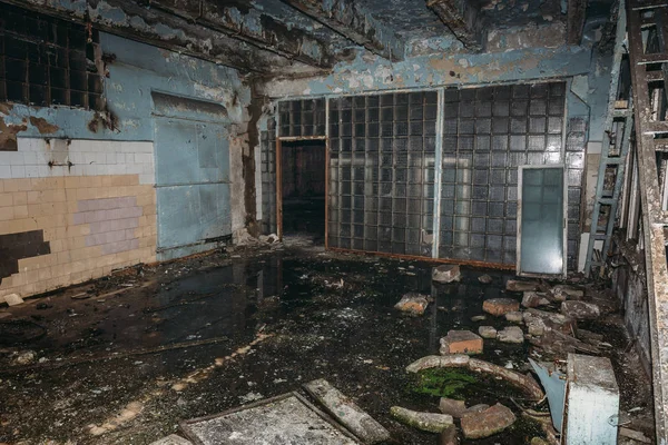 Interior industri gelap dari bengkel pabrik yang ditinggalkan — Stok Foto