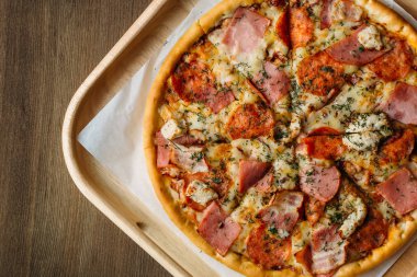 Taze sıcak İtalyan Pizza üzerinde ahşap masa, üstten görünüm