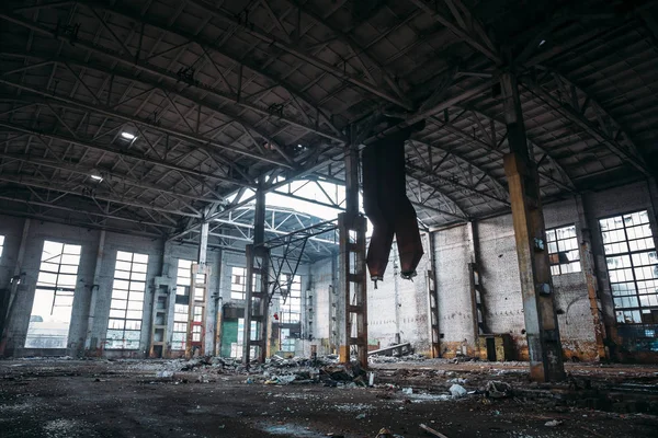 Edificio industrial en ruinas abandonado, ruinas y concepto de demolición — Foto de Stock