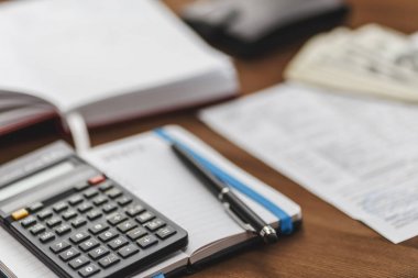 Bütçe planya kavramı. Faturaları, vergi, kredi, ödemeler ve borçları, evrak notebook ve giderleri ve Finans hesap makinası ile hesaplama