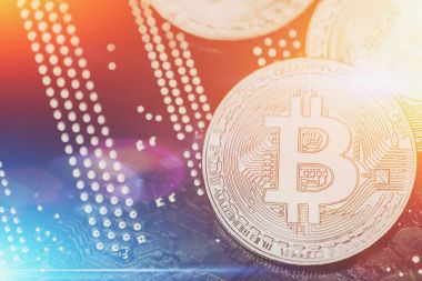 Cryptocurrency bitcoin para içinde mavi ve turuncu ışık sonuç. Kripto para birimi, kopya alanı için kavramsal görüntü